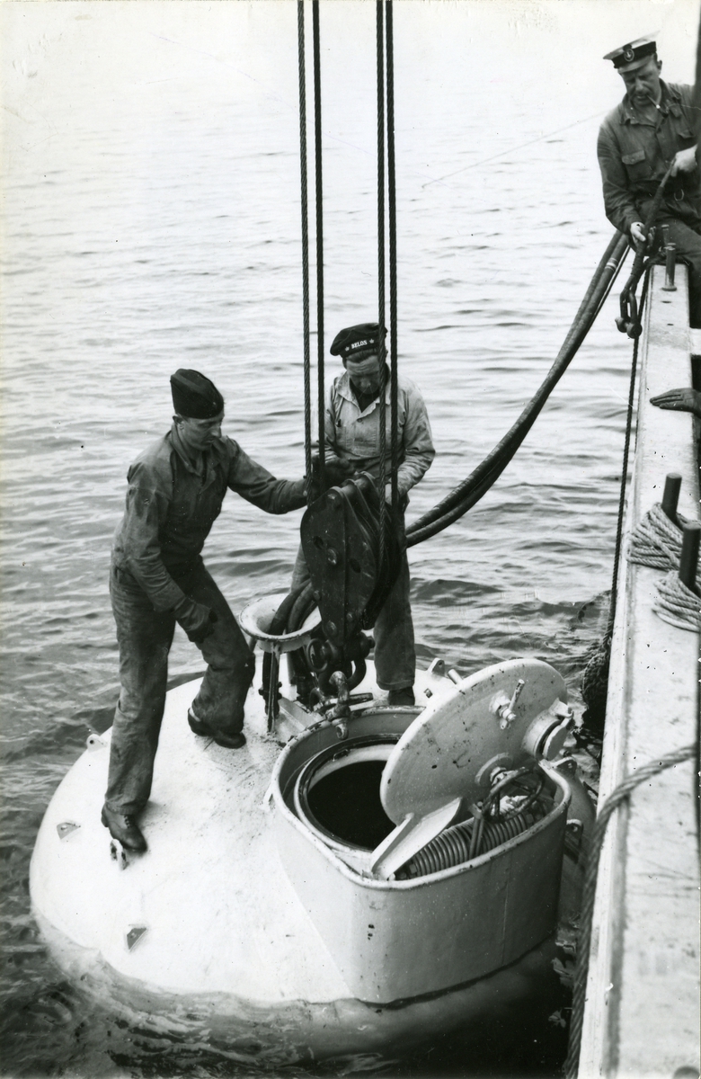 Övning med u-båtsklocka på Erstaviken 1942. Besättningen embarkerar.