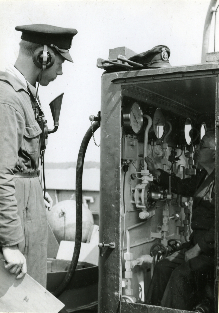 Övning med u-båtsklocka på Erstaviken 1942. Klockan får tryckluft från BELOS.