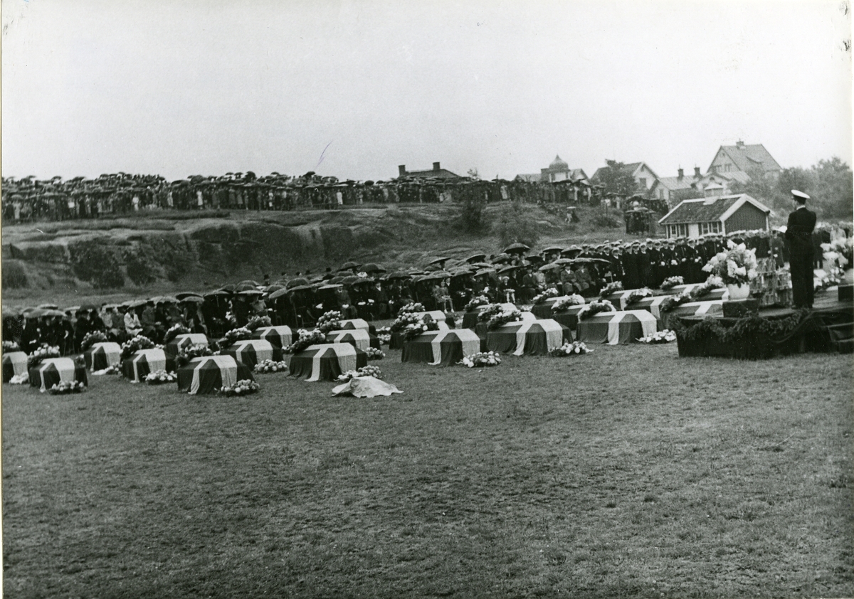 ULVEN - olyckan 1943.
Begravningen.
Marinpastor Uno Eklund håller betraktelse i anslutning till jordfästningen.