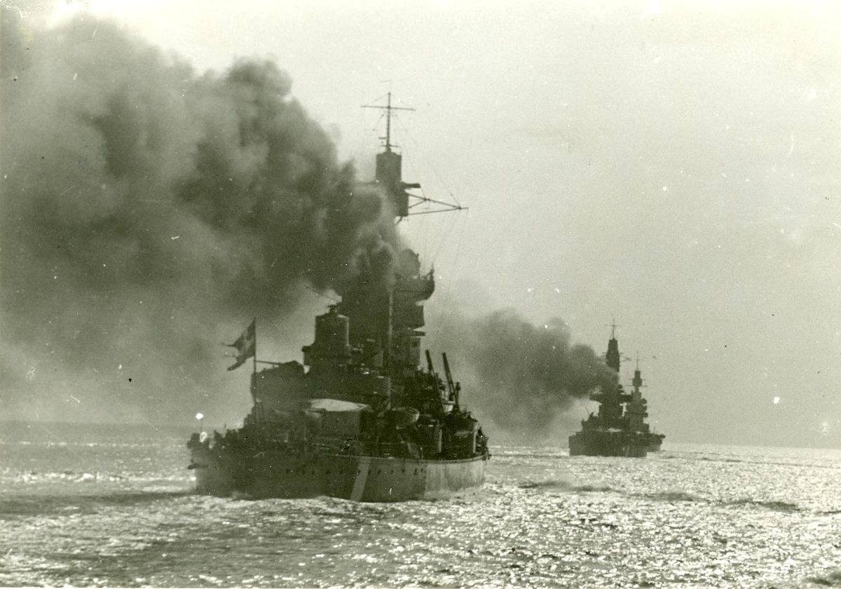 Pansarskepp i formation den 3 nov. 1943.