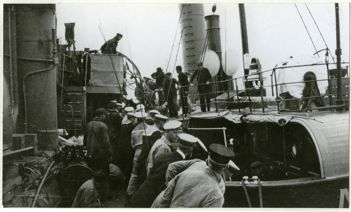 [från fotobeskrivningen:] "Jagaren HUGIN vid FINNGRUNDET för att hämta besättningarna från briggen VERA och ångarna BROR OSCAR och WÄRMLAND som torpedetats [sic] av tyska ubåtar den 6 Aug. 1916."