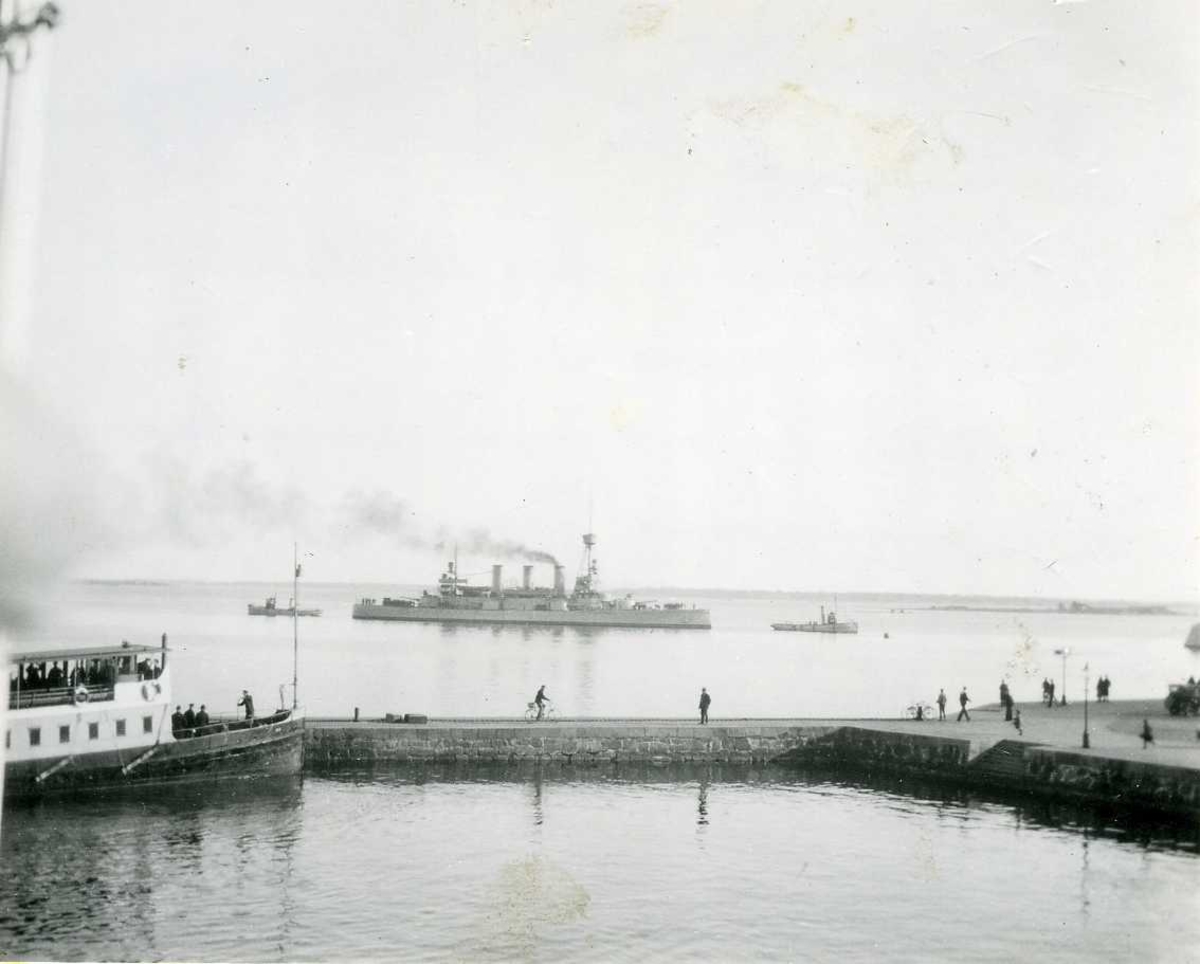 Pansarskeppet OSCAR II återkommer till Karlskrona från en långresa.