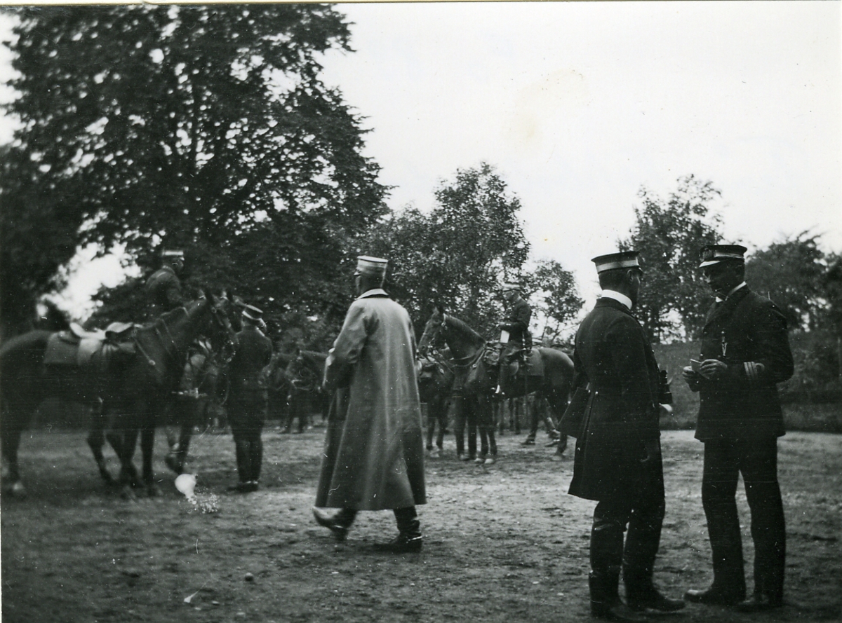 Bild från Vikbolandsmanövern 1912, då högkvarteret bodde hos Taube på Broxvik.