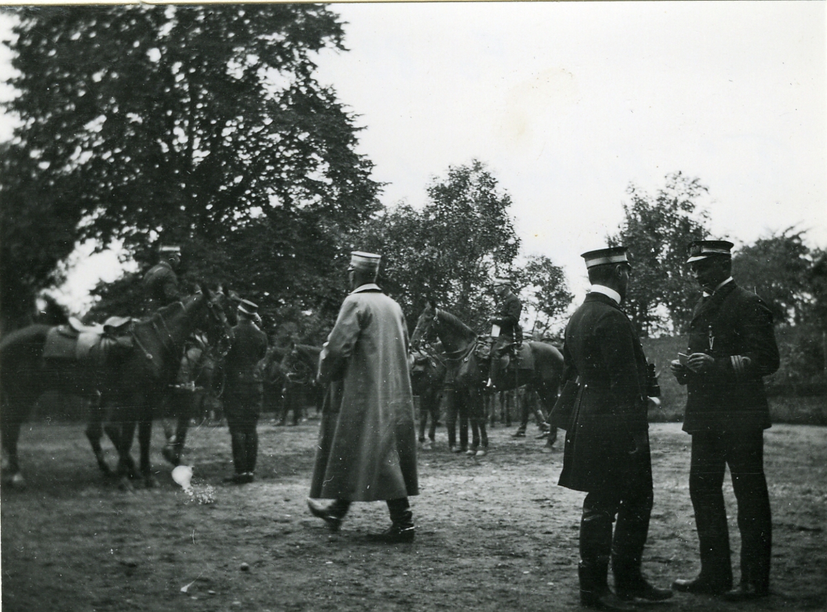 Bild från Vikbolandsmanöver 1912, då högkvarteret bodde hos Taube på Broxvik.