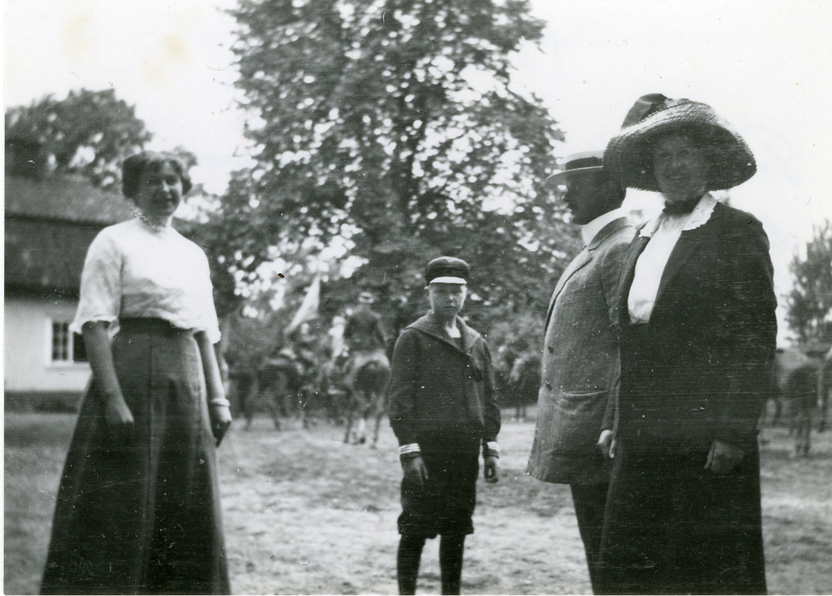 Bild från Vikbolandsmanöver 1912, då högkvarteret bodde hos Taube på Broxvik.