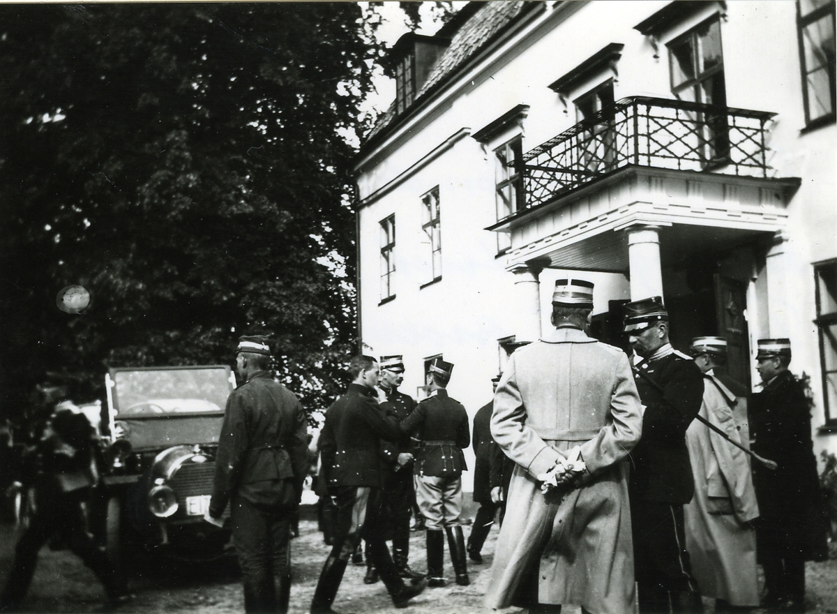 Bild från Vikbolandsmanövern 1912, då högkvarteret bodde hos Taube på Broxvik.