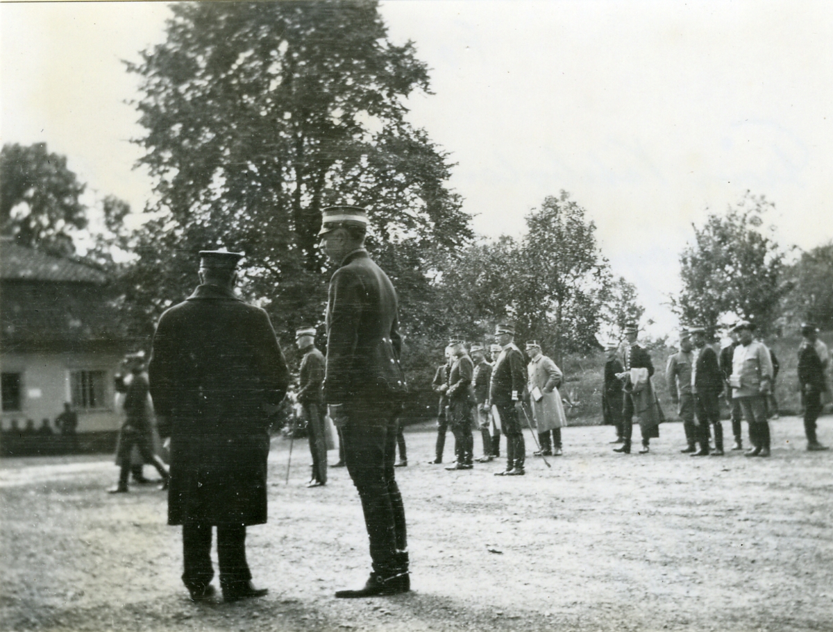 Bild från Vikbolandsmanöver 1912, då högkvarteret bodde hos Taube på Broxvik.