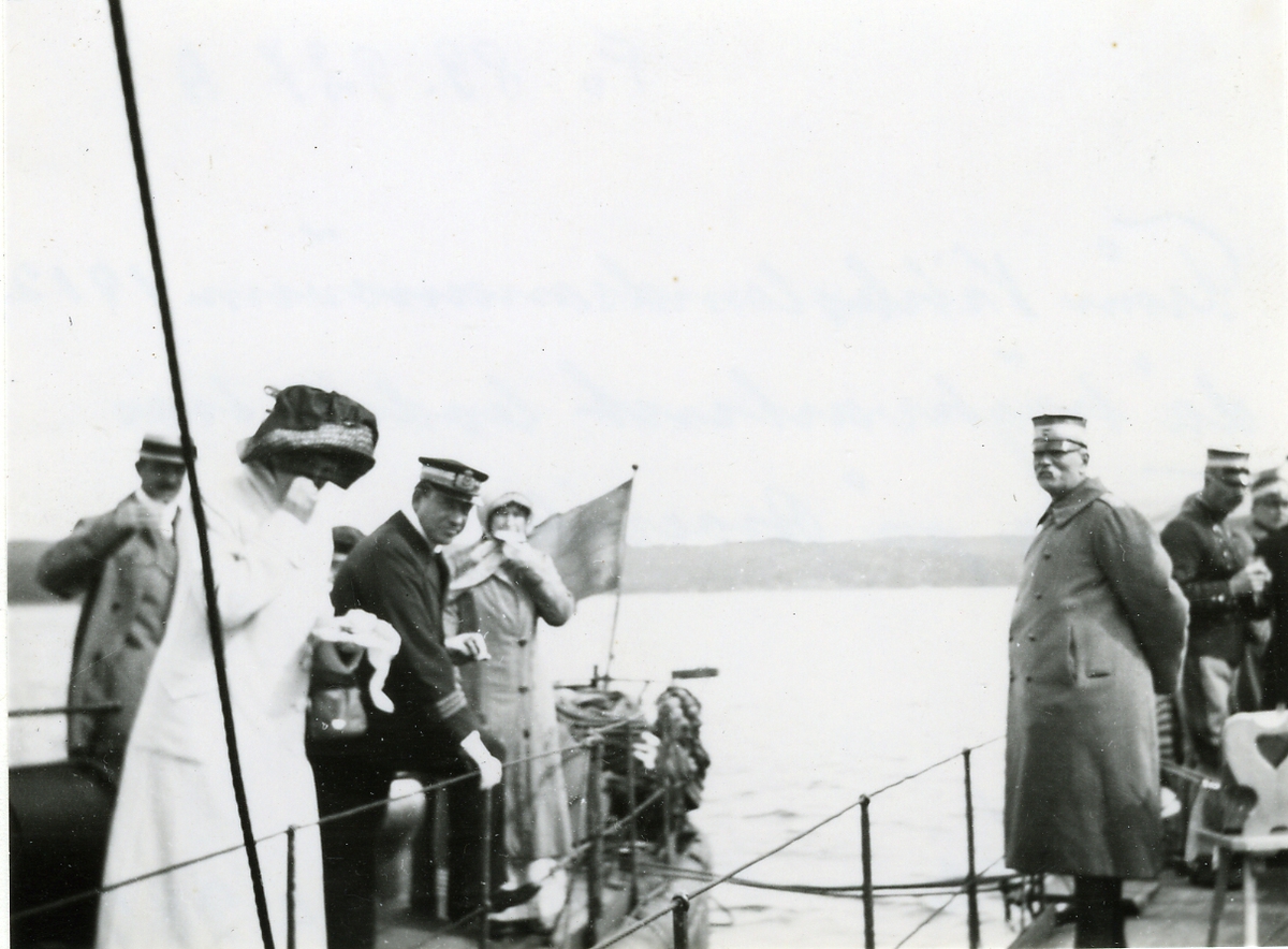 Bild från Vikbolandsmanövern 1912, då högkvarteret bodde hos Taube på Broxvik.