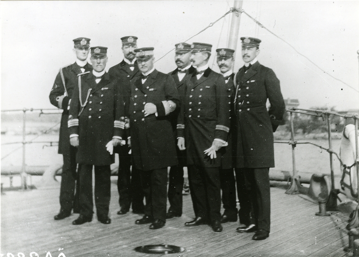 Porträtt av en grupp marinofficerare ombord på ett pansarskepp.