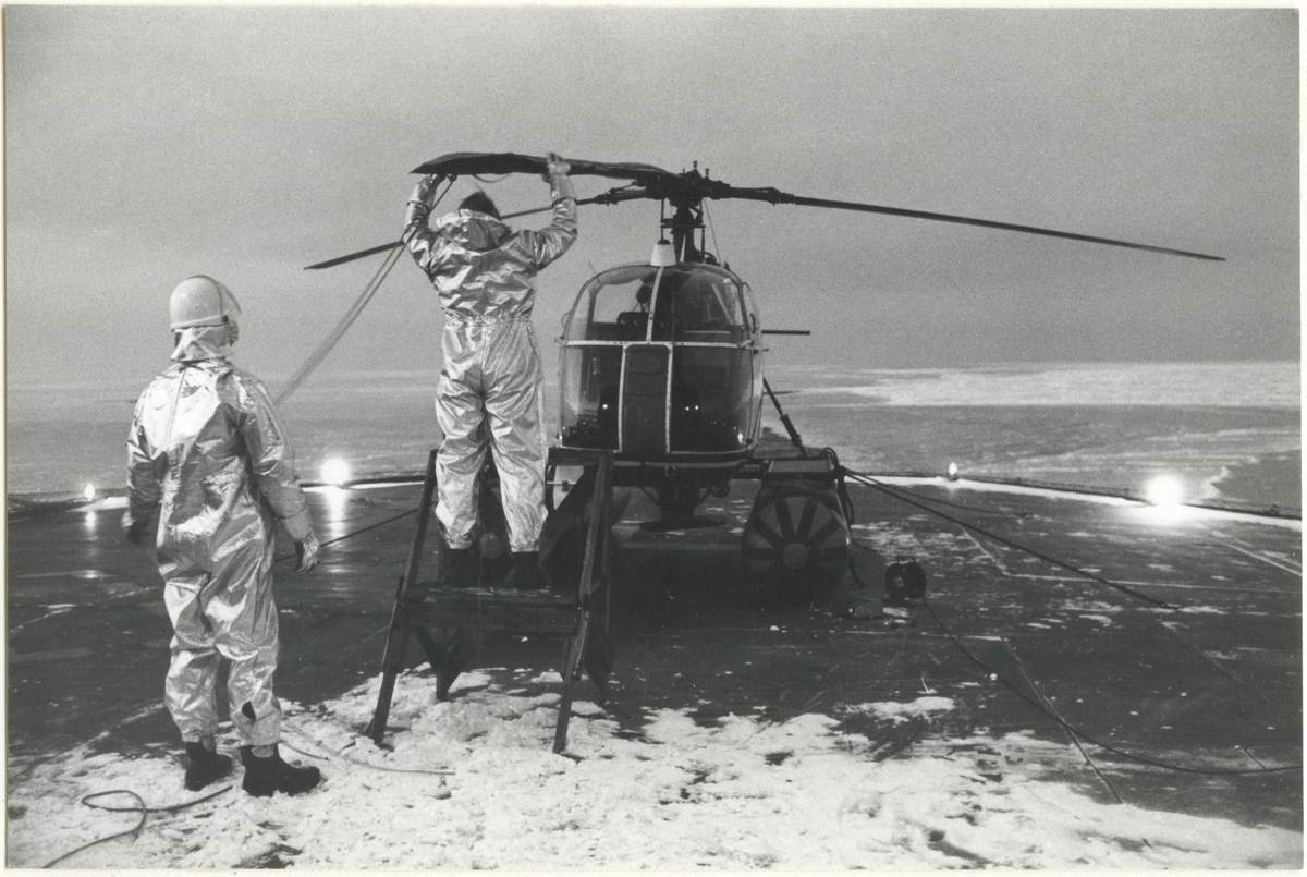 [från fotobeskrivningen:] "Helikopter ombord på statsisbrytaren Frej"
[under Fotograf:] "SSHM 1982"