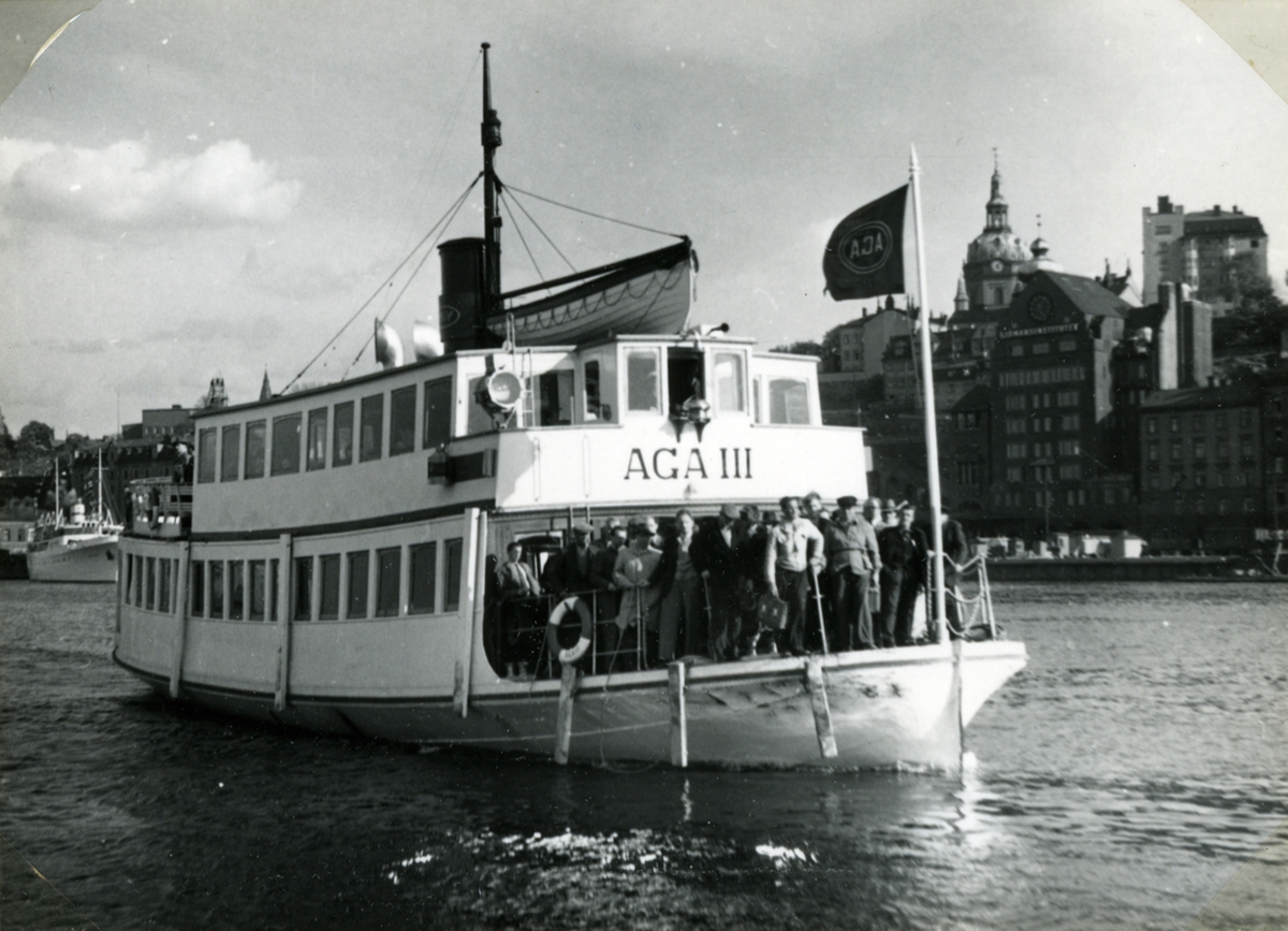AGA III på väg in till pontonbryggan vid Karl-Johansslussen, Stockholm.