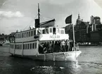 AGA III på väg in till pontonbryggan vid Karl-Johan slussen, Sthlm den 5/6 1952