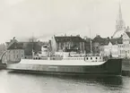 Foto i svartvitt visande bil & passagerarmotorfärjan Isefjord
Fotot är taget i Danmark under 1950-talet