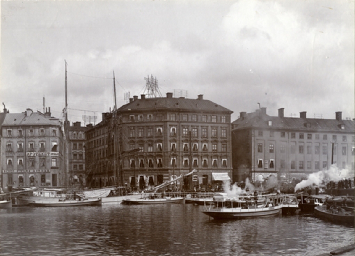 Ångslupar vid Kornhamnstorg, Gamla Stan, Stockholm före år 1904 - troligen 1890-tal.
Hästspårvagn synes till höger nära Cigarrhandeln.