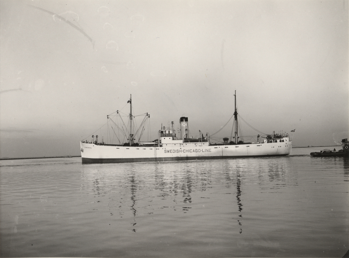 Foto i svartvitt visande lastångfartyget "SIGNEBORG" taget i Köpenhamn någon gång under 1950-talet.