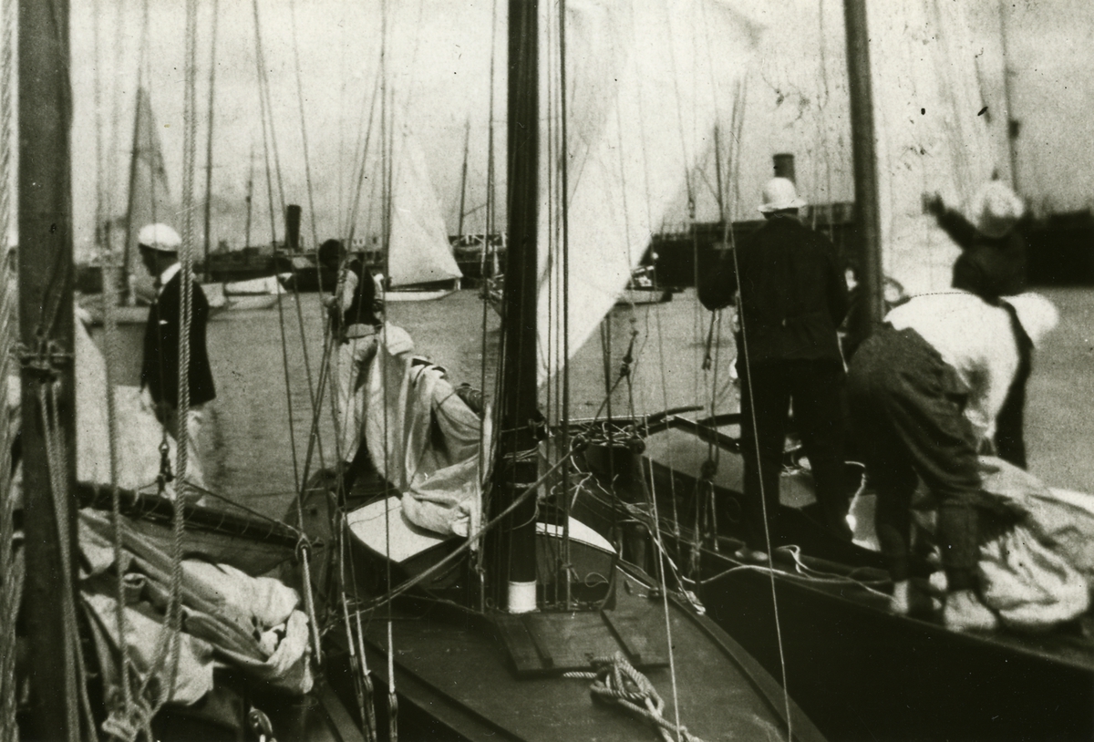 Skärgårds 40:an SIF, 30:an KULLAN och 40:an ELSIE i Oostende för olympiaden 1920. Tore Holm stående längst t.v.