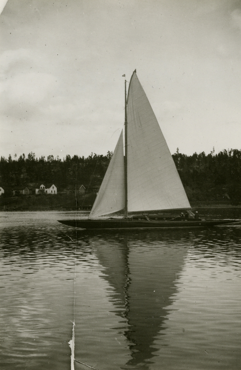 skärgårds 95:a BRITT-MARI eller MARGA IV På Gamlebyviken 1921.
Troligen MARGA IV.