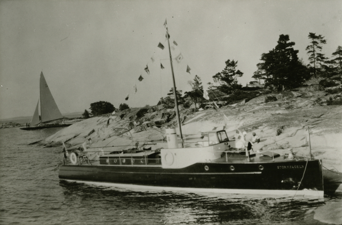 Erik Åkerlunds motorjakt "STORMFÅGELN" med hans skärgårds 95:a "BRITT-MARI" i bakgrunden.