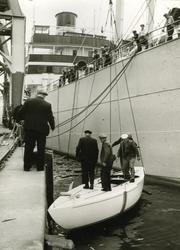 Lastning av segelbåt ombord på en av Johnsonlinjens lastfart