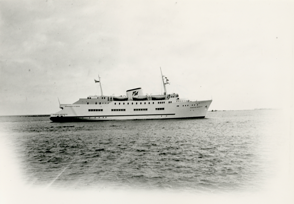 Foto i svartvitt visande bil & passagerarmotorfärjan Prinsessan Margaretha i Köpenhamn under april månad år 1955.