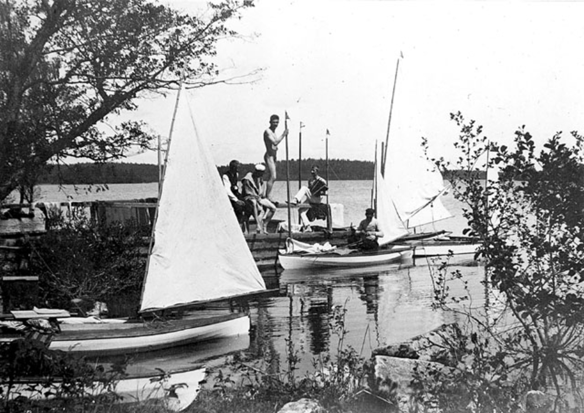 Kanotseglare vid brygga i Mälaren.