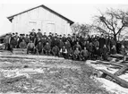 Foto av foto hos förre varvsarbetaren Fredrik Nilsson. Arbetarna på Norra Garns varv vid tiden omkring 1900. I övre raden byggmästare Martin Johansson (i pälsmössa och stärkkrage)