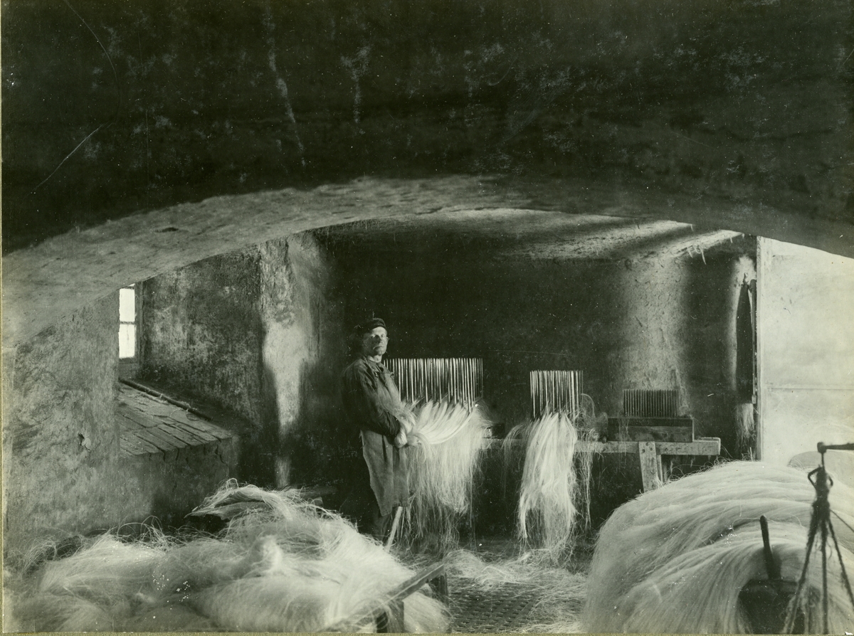 Foto av foto hos förre varvsarbetaren Fredrik Nilsson. Arbetarna på Norra Garns varv vid tiden omkring 1900. I övre raden byggmästare Martin Johansson (i pälsmössa och stärkkrage)