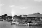 Småland, Kalmar län, Stranda härad, Döderhults socken, Runnö. Sörgården, hamn, bodar och hus.