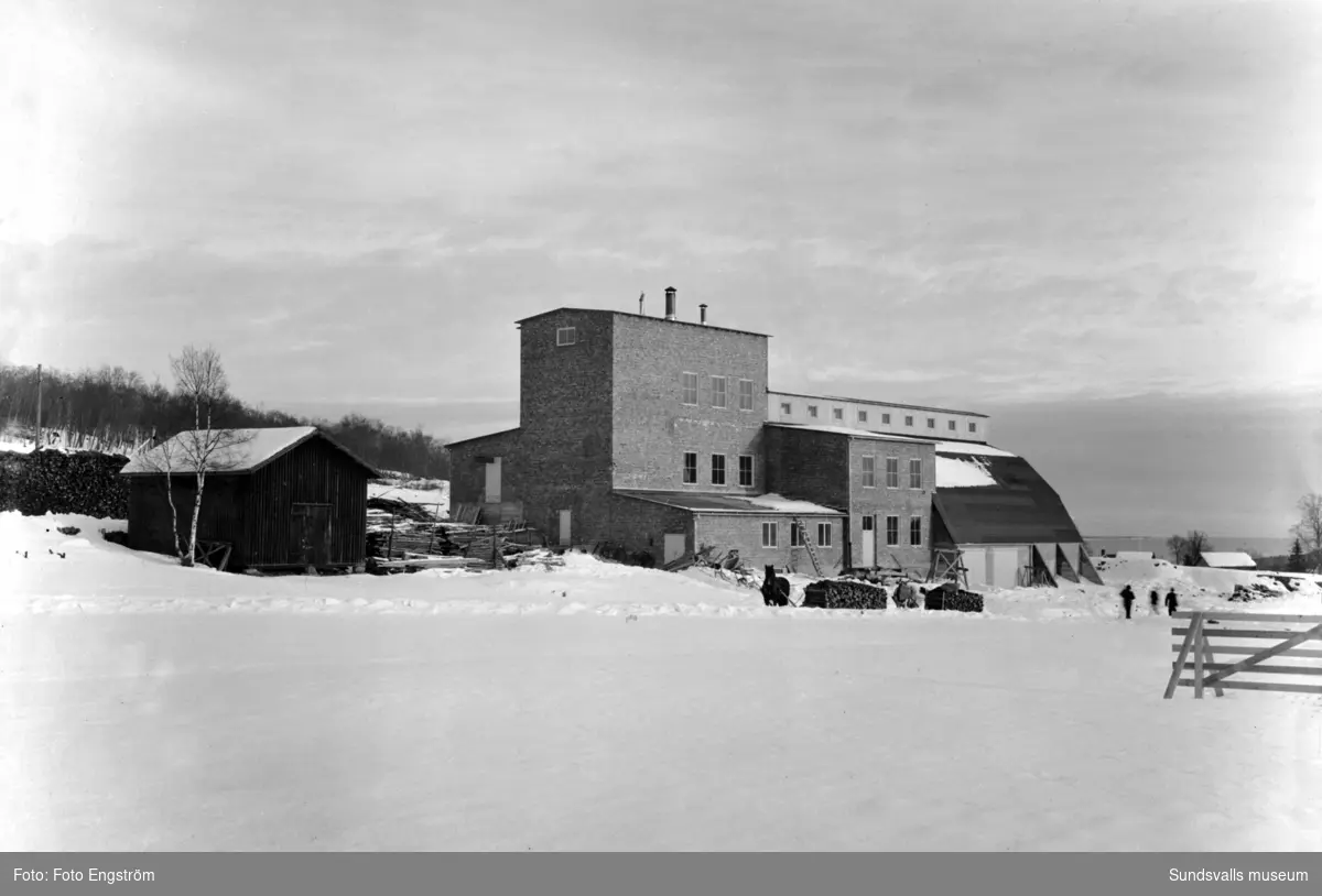 Alnö kalkbruk. Under 1940- och 1950-talen bröt Kooperativa Förbundet den magmatiska kalkart som kallas sövit på denna plats. Verksamheten upphörde och byggnaderna revs omkr 1960 och avlöstes av Alnö Mekaniska Verkstad som uppfördes på samma plats.