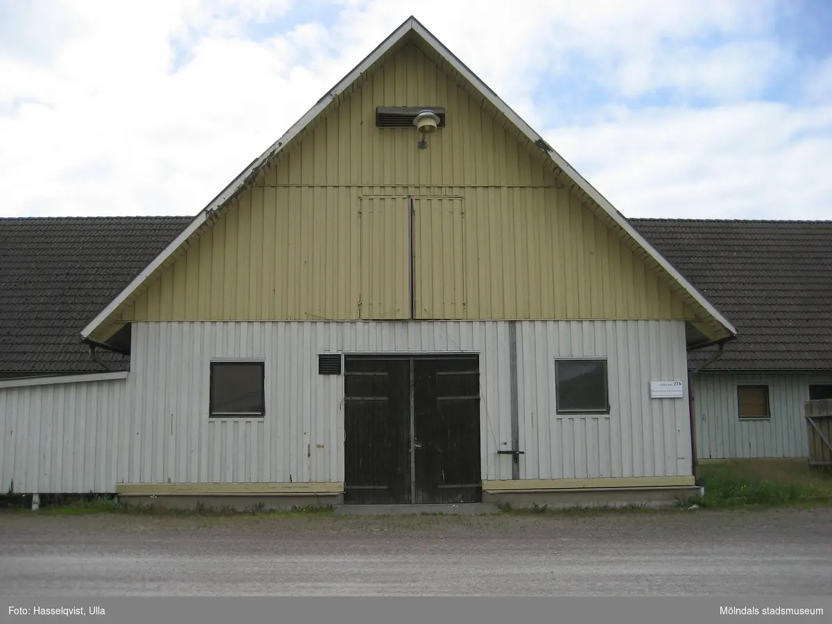 Åby stallbacke inför rivning, byggnad 27. 


Åby travbana planeras att bara användas som en tävlingsbana varför stallarna på stallbacken avvecklas och rivs. Efter rivningen är området planerat för 735 bostäder i flerbostadshus och radhus med olika upplåtelseformer. 

Se plan över området, foto 2015_0001-69.