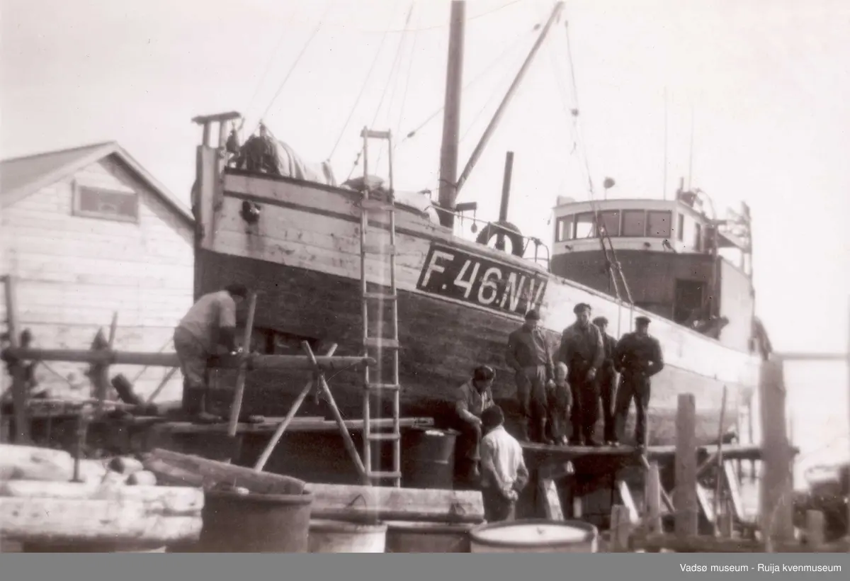 Båten Stenstrand på slippen utenfor Bietilæhuset i Vadsø før krigen. Oscar Bietilæ foran båten ved baugen.