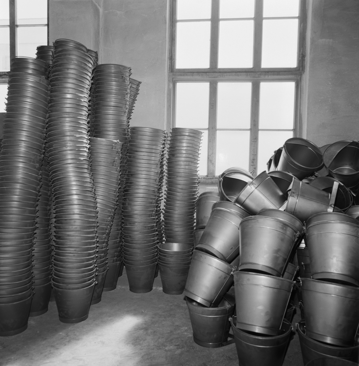 Vølund Ltd, A/S. Mekanisk verksted, Stangevegen 34, Hamar. Produksjon av galvaniserte bøtter etc. Etablert 1877 som Hamar Metalvarefabrikk.  1892 Vølund Limited.