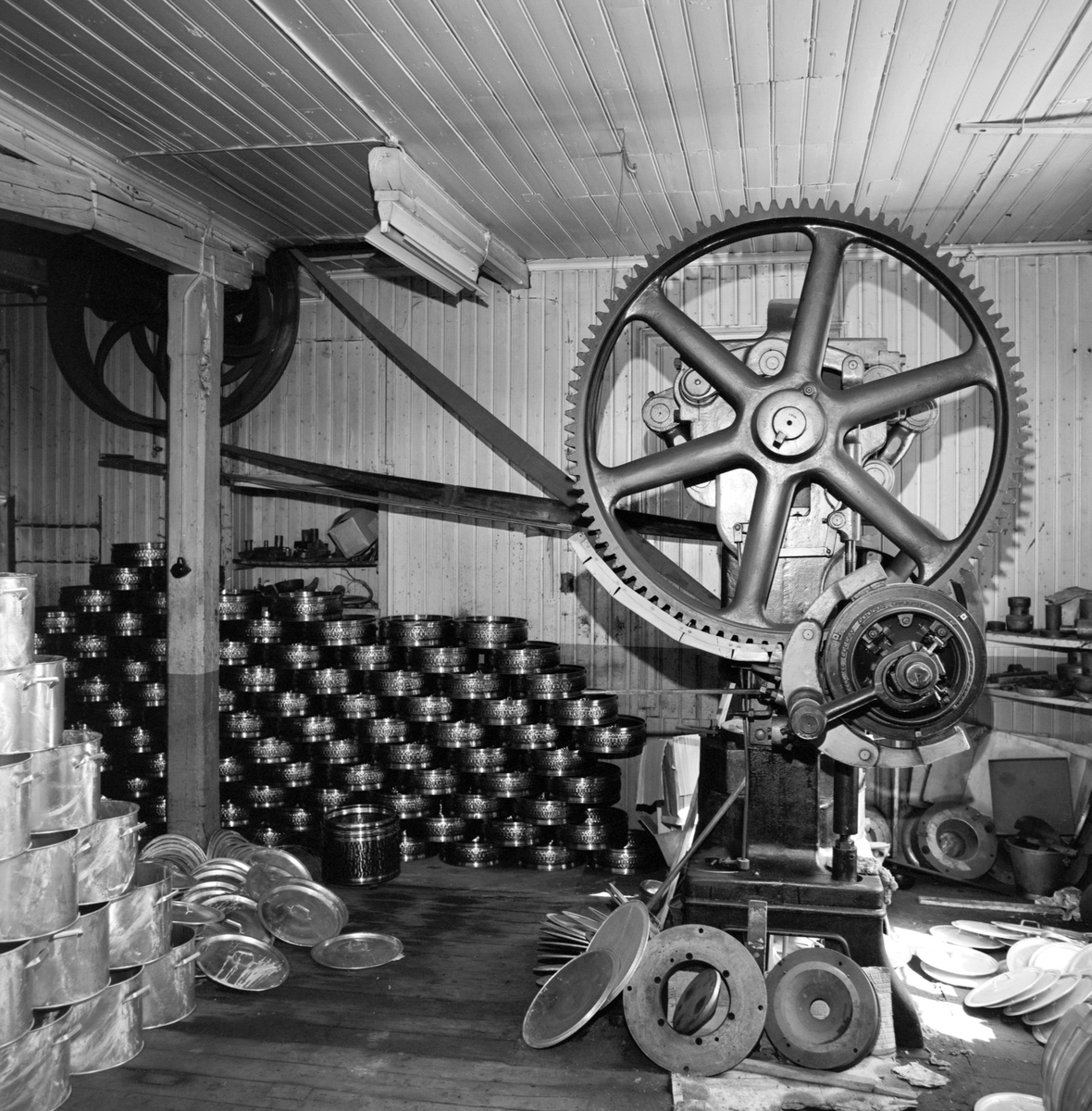 Vølund Ltd, A/S. Mekanisk verksted, Stangevegen 34, Hamar. Produksjon av galvaniserte bøtter etc. Etablert 1877 som Hamar Metalvarefabrikk.  1892 Vølund Limited.