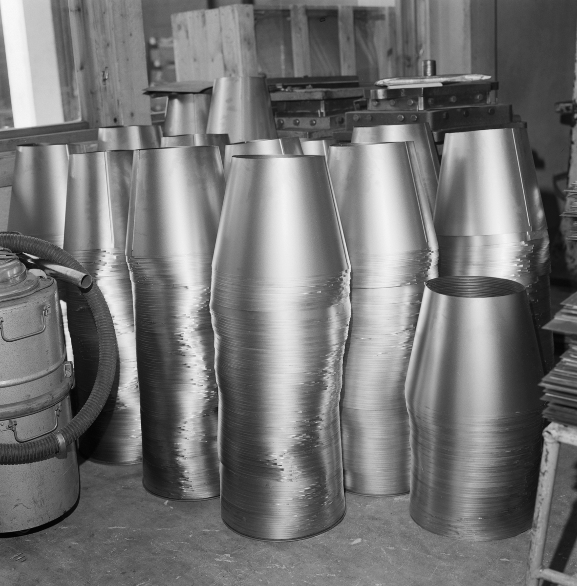 Vølund Ltd, A/S. Mekanisk verksted, Stangevegen 34, Hamar. Produksjon av galvaniserte bøtter etc. Etablert 1877 som Hamar Metalvarefabrikk.  1892 Vølund Limited.