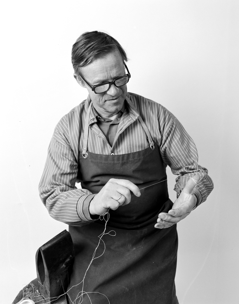 Stange, Ottestad, salmaker Morgan Nilsen (1923-2014), lager bektråd,