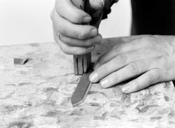 Stange, Ottestad, salmaker Morgan Nilsen (1923-2014), riflet