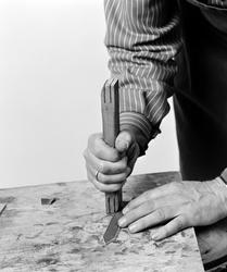 Stange, Ottestad, salmaker Morgan Nilsen (1923-2014), riflet