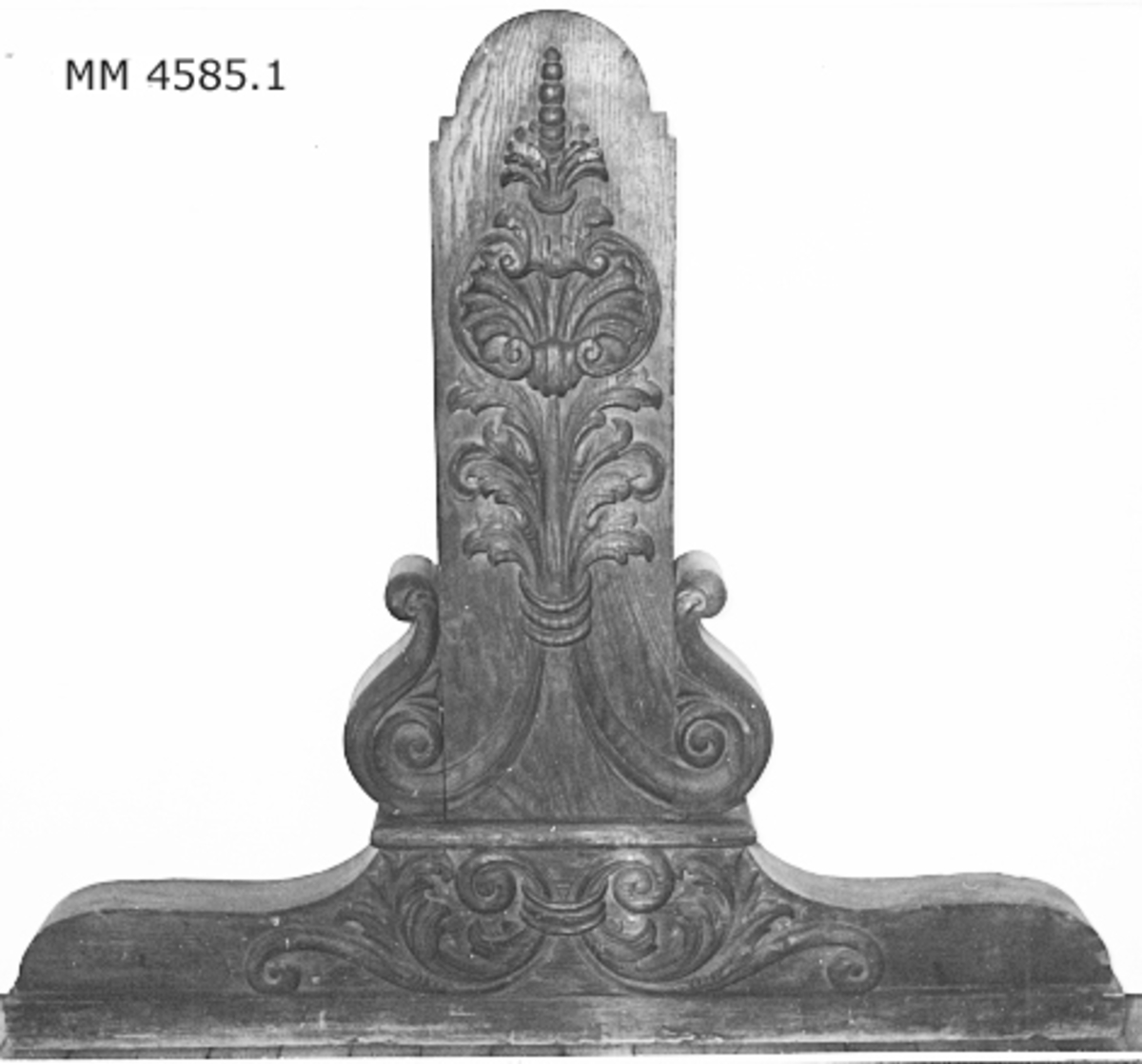 Stativ till roderdrill. Av ek. På stativets övre del urholkning för lagring av axeln till rullen för rodertråget.På ena sidan ornament i form av slingor och blommor.