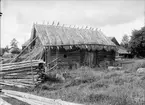 Ekonomibyggnad med halmtak, Kvekgården, Fröslunda socken, Uppland 1929