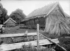 Ekonomibyggnad med halmtak, Kvekgården under restaurering, Fröslunda socken, Uppland 1933 - 1934