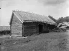 Portlider med halmtak, Kvekgården, Fröslunda socken, Uppland 1929