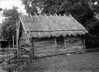 Bod med halmtak, Kvekgården, Fröslunda socken, Uppland 1929