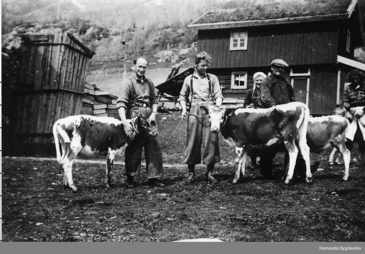 Andres Hølto og Margit Hølto. Dei andre er byfolk.