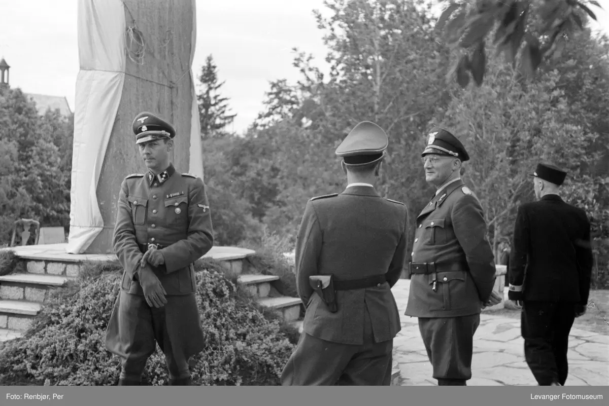 Fra Nasjonal Samlings stevne på Stiklestad, bautaen klar for avduking, tyske offiserer og hird.