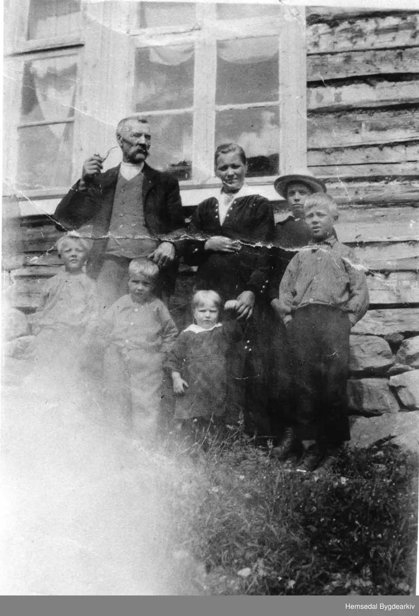 Ola Solheim og Anne Solheim med borna. Frå venstre: Endre, Torvald, Margit Ragnhild og Knut, ca. 1924