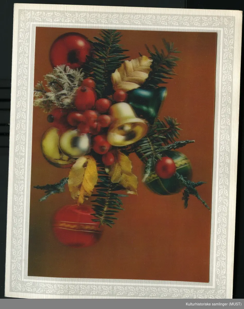 Jule og nyttårskort solgt fra Hustvedt.
Motiv av juledekorasjon i 3D effekt med mistelteinbord rundt. Foldekort med teksten " Med de beste ønsker for julen og det nye året"