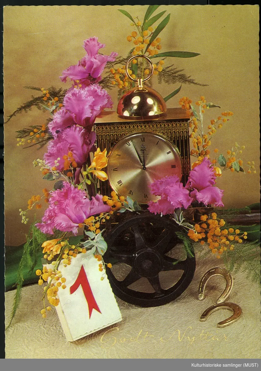 Jule og nyttårskort solgt fra Hustvedt.
Blomsterdekorasjon med klokke, hestesko kalenderlapp med ettall. Godt nyttår