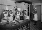 Matlagning på Fackskolan för huslig ekonomi, Trädgårdsgatan 14, Uppsala 1945