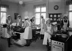 Matlagning på Fackskolan för huslig ekonomi, Trädgårdsgatan 14, Uppsala 1945