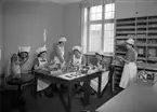 Putsning av koppar på Fackskolan för huslig ekonomi, Trädgårdsgatan 14, Uppsala 1945